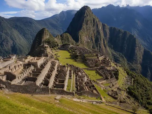 Las ruinas de Machu Picchu con el Huayna Picchu detrás